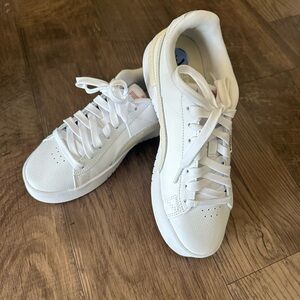 Women’s Puma tennis shoes